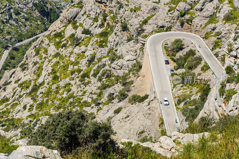 在Tramuntana - Mallorca山脉蜿蜒的道路